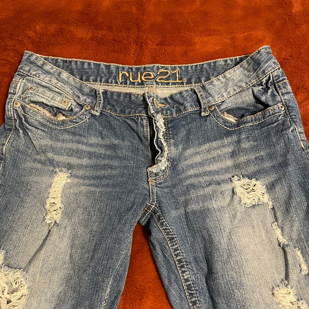 Rue 21 distressed capri jeans
